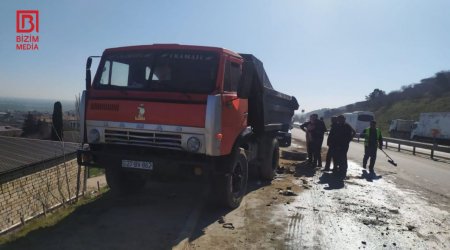 Bakı-Quba yolunda ağır QƏZA – Yük avtomobili iki yerə BÖLÜNDÜ – FOTO
