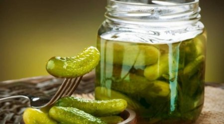 Turşu xiyarın suyunu içmək faydalı imiş