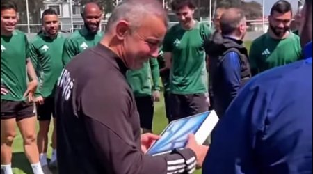 Futbolçuları Qurban Qurbanova yeni planşet aldı - VİDEO