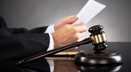 Kişi ondan boşanan arvadını mikroavtobusda bıçaqladı