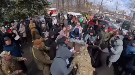 Ukraynada qeyri-adi OLAY – Etiraza qalxan həkimlər xəstəxana müdirini zibil qutusuna ATDILAR – ANBAAN VİDEO