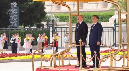 Çinli uşaqlar İlham Əliyevi Azərbaycan musiqisi ilə qarşıladılar – VİDEO