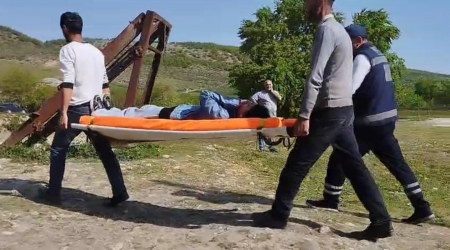 Qubada ambulansın yanına xərəklə daşınan məktəbli ZƏHƏRLƏNİBMİŞ – TƏFƏRRÜAT-FOTO/VİDEO
