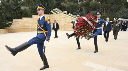 İran Prezidenti Şəhidlər xiyabanını ZİYARƏT ETDİ - FOTO