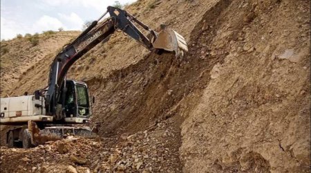 Avtomobil yoluna düşən qaya parçaları hərəkəti məhdudlaşdırdı - FOTO