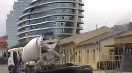Bakıda betonqarışdıran maşın minik avtomobilini əzdi – ANBAAN VİDEO
