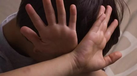 “Kaspi Kids” bağçasında uşağı vuran müəllim işdən qovuldu