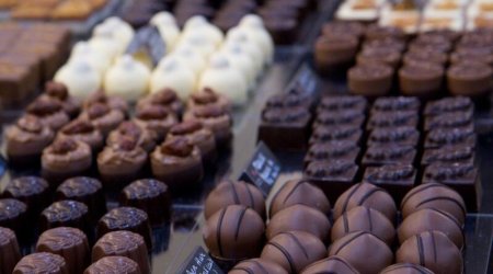 Bakıda fantastik məbləğə şokolad satılır - VİDEO