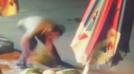 Gəncədə qəribə oğurluq: Maşından düşərək yaxşı qarpızlardan birini seçib apardı - VİDEO