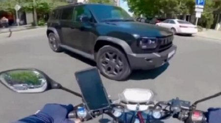 Bakıda qaydaları pozan sürücü motosikletçini hədələdi: “Düşüb tapdalayaram səni” – VİDEO