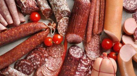 Kolbasa və sosiska sevənlərə XƏBƏRDARLIQ – Bu halda yemək TƏHLÜKƏLİDİR