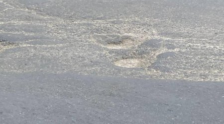 Yolda çuxura düşən avtomobilə dəymiş zərəri kim ödəməlidir?