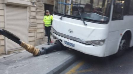 Sumqayıtda sərnişin avtobusu işıq dirəyinə çırpıldı - Yaralılar var