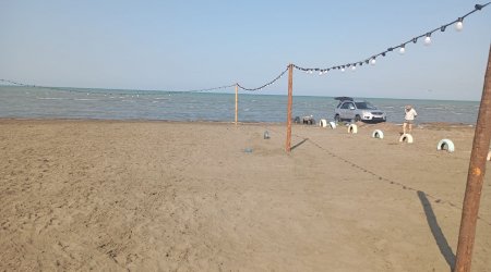Şirvanlı çimərliyində antisanitariya: Zibil dənizə tökülür - FOTO