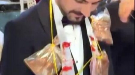 Bəyin boynuna qızıl əvəzinə ət taxdı - FOTO
