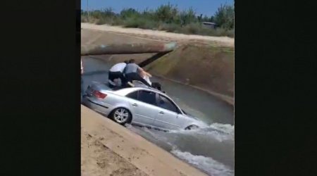 Qusarda avtomobil su kanalına düşdü - Maşında uşaq da olub - VİDEO