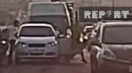 Bakıda moped sürücüsü yolun ortasında sürücünü döydü – ANBAAN VİDEO