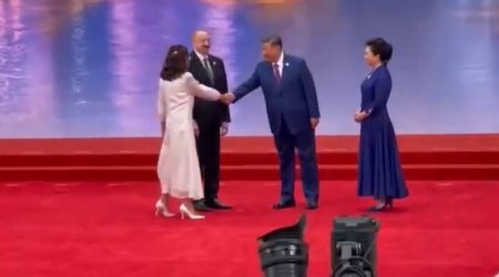 Si Cinpin ziyafətdə İlham Əliyev və Mehriban Əliyevanı belə qarşıladı - VİDEO