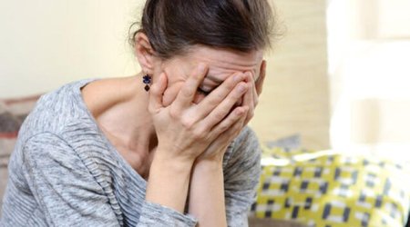 Sevgilisinə zəng edən arvadını 2 il döydü, döşəmədə sürüdü