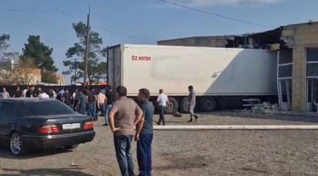 Goranboyda yük avtomobili obyektə çırpıldı - VİDEO