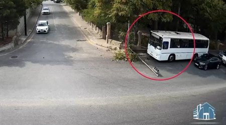 Bakıda QƏZA: Avtobus işıqforu yararsız vəziyyətə saldı - VİDEO
