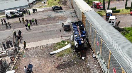 Qatarın sərnişin avtobusunu ikiyə böldüyü qəzanın - Görüntüləri
