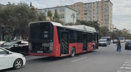 Bakıda avtobus xarab olub yolda qaldı - VİDEO