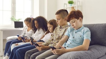 Texnologiya əsrində uşaqları telefondan UZAQ TUTMAQ mümkündür?