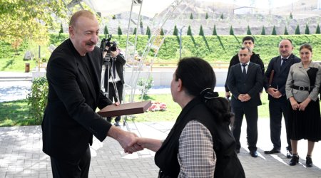 İlham Əliyev Horovlu sakinlərinə mənzillərin açarlarını təqdim etdi - FOTO