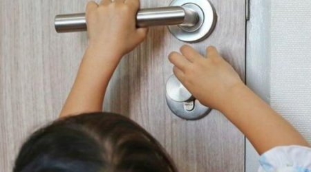 Sumqayıtda mənzildə bağlı qapı arxasında qalan uşaq xilas EDİLDİ