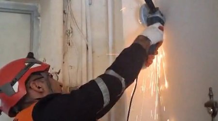 Mənzildə huşsuz vəziyyətdə qalan şəxs xilas edildi - VİDEO