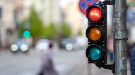 İşıqforda mübahisə edən sürücü həmkarını güləş fəndi ilə yerə sərdi