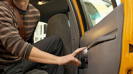 Müştəri taksidən düşmək istəmədi – Sürücü maşını polis şöbəsinə sürdü