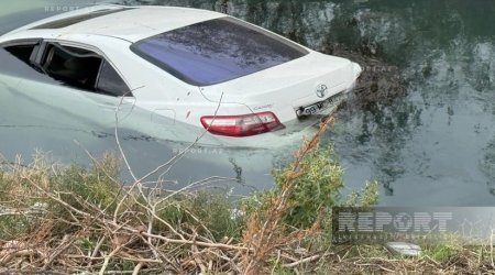 Sumqayıtda avtomobil kanala düşdü - Xəsarət alanlar var - FOTO