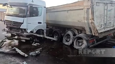 Abşeronda yük maşını idarəetmədən çıxaraq məhəccərlərə çırpıldı - VİDEO