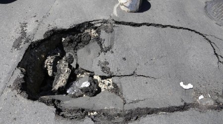 Bakıda sürücü dağılmış asfaltı özü yamadı - VİDEO