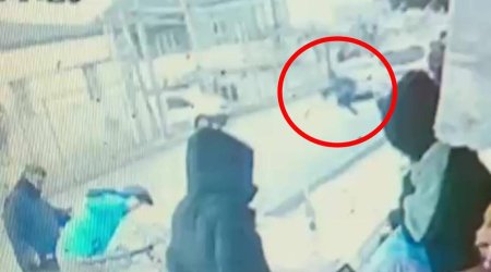 Yolu qaçaraq keçən məktəblini maşın belə vurdu – ANBAAN VİDEO