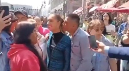 Qadın prezident onu öpməyə çalışan kişini məhkəməyə verdi - VİDEO