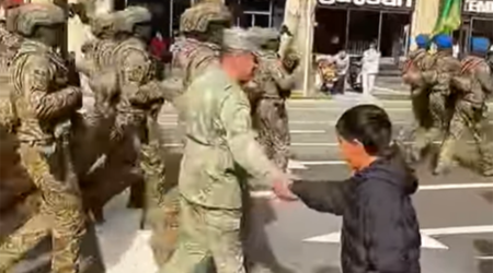 Uşağın əsgərlərə olan sevgisi maraqla qarşılandı – VİDEO