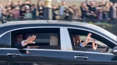 Liderlər tədbirdən sonra paradı izləyən insanlarla sağollaşdılar – VİDEO