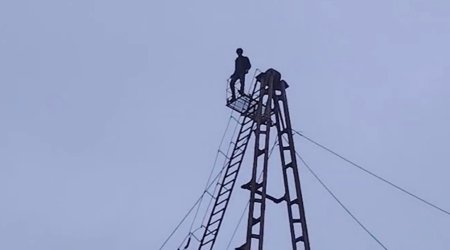 Qülləyə çıxan 18 yaşlı gənc xilas edildi - VİDEO