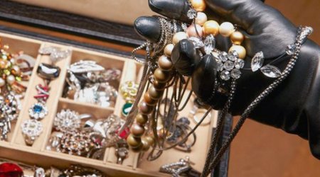 244 minlik qızıl oğurlayan xadimə azadlığa buraxıldı