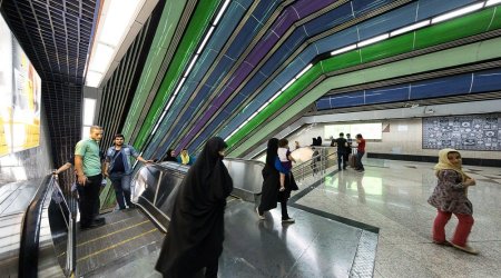 Tehran metrosunda etiraz: Pəhləvi sülaləsinin bayrağı dalğalandırıldı – VİDEO