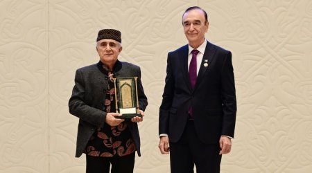 Alim Qasımov Daşkənddə mükafatlandırıldı - FOTO