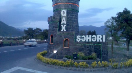 Qaxda ata mülkünə görə dava: 65 yaşlı kişi bacısına xəsarət yetirdi