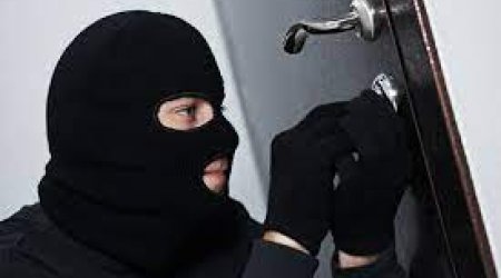 Ev sahibini hədələyib pulunu aldılar – Şəmkirdə film kimi QARƏT