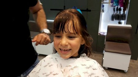 Azyaşlı qızların saçları pul üçün kəsilir: “Kəsəndə ağlamasın” – VİDEO