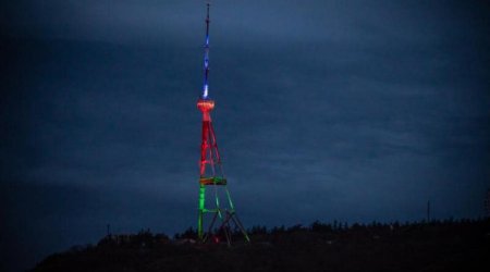 Tbilisidəki televiziya qülləsi Azərbaycan Bayrağının rəngləri ilə İŞIQLANDIRILDI - FOTO