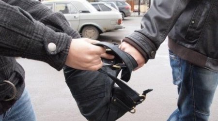 Bakıda kişini evinin qarşısında döyüb pulunu aldılar