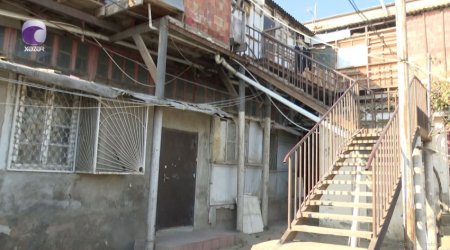 İki əsrə aid bina hər an çökə bilər – Sakinlər TƏHLÜKƏDƏ - VİDEO